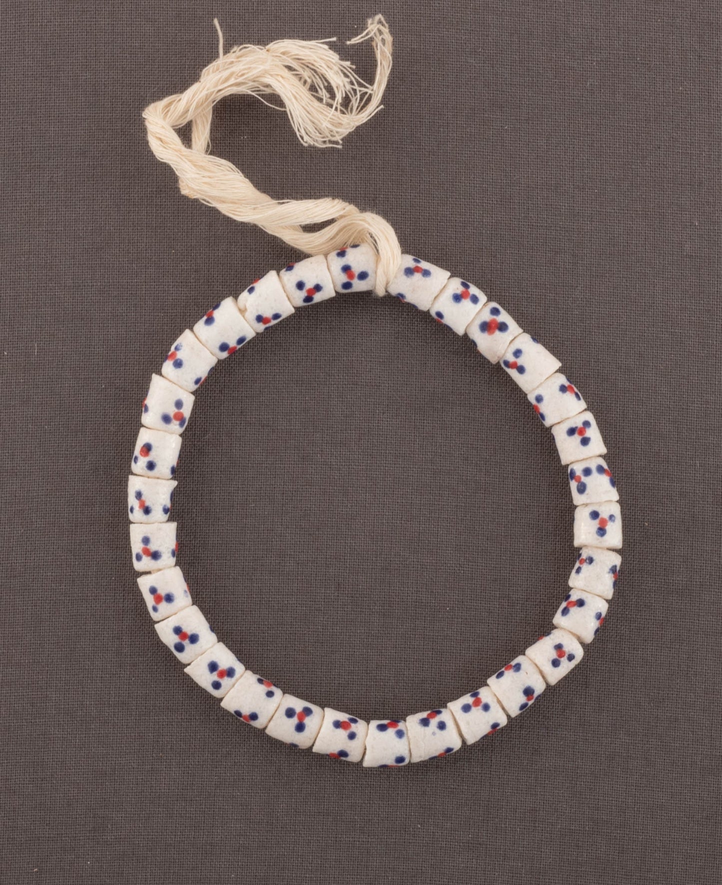 weiß - buntes, afrikanisches Armband / Perlenarmband aus recyceltem Glas, handgemalt, Beads aus Ghana Freundschaftsarmband Partnerarmband