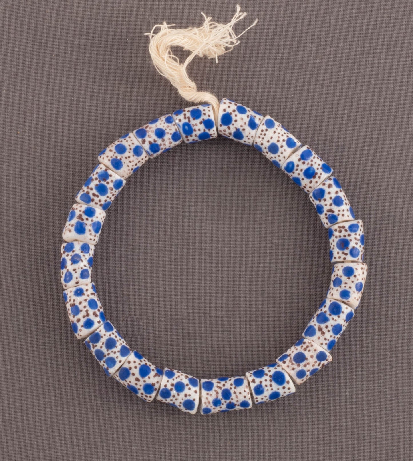 weiß - buntes, afrikanisches Armband / Perlenarmband aus recyceltem Glas, handgemalt, Beads aus Ghana Freundschaftsarmband Partnerarmband
