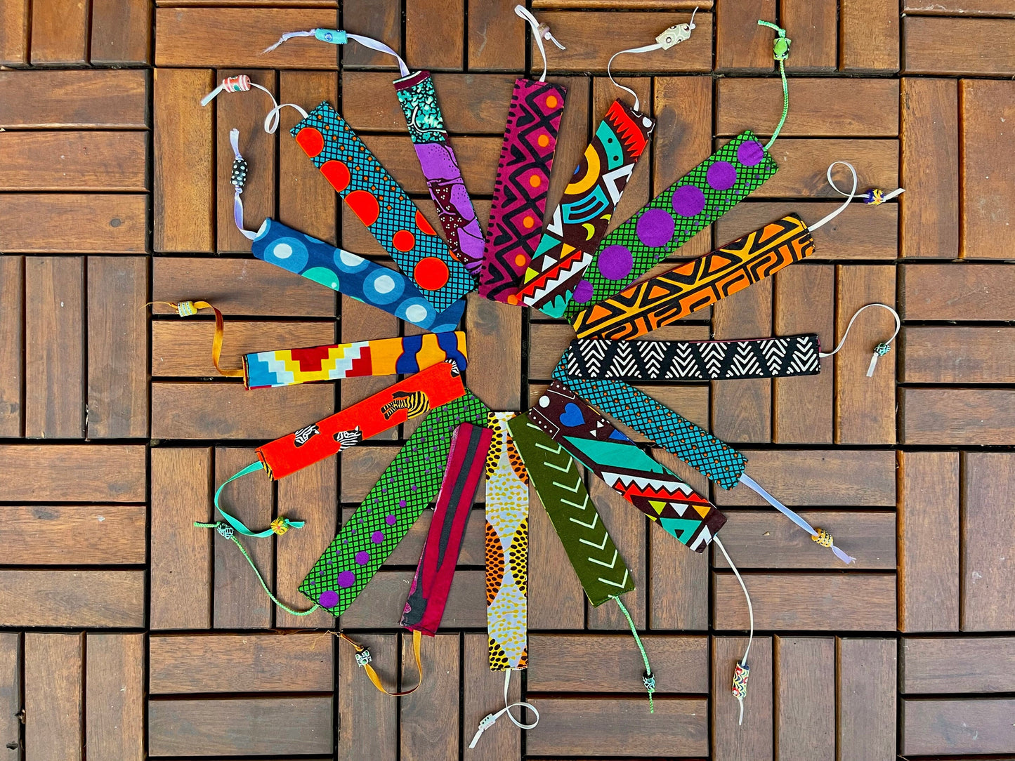 Lesezeichen aus Stoff mit Perle aus recycelten Glas - handbemalt + handgefertigt aus Ghana - afrikanischer Stoff, Wax; Print; Batik, Kitenge