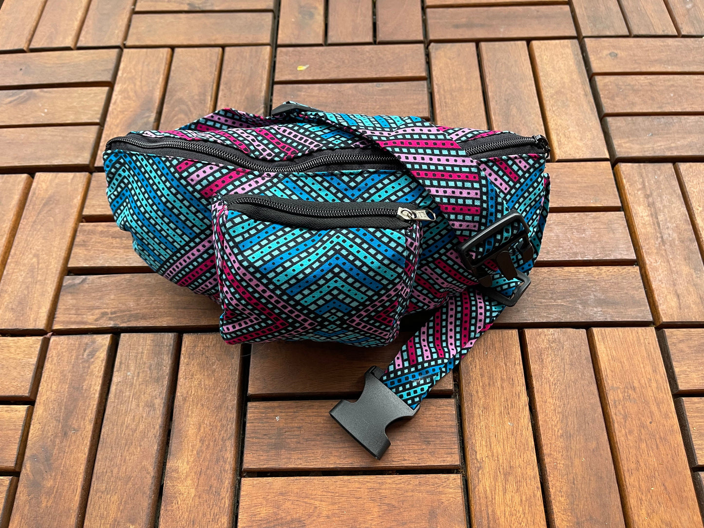 Bauchtasche aus ghanaischem Stoff mit Schnallen - Hüfttasche Gürteltasche Bumbag Waistbag Festivaltasche Konzert afrikanisch Kitenge Afrika