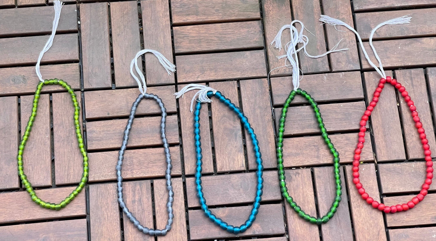 Afrikanische Halskette aus türkisen, transparenten Glasperlen aus recyceltem Glas - Ghana - Perlen, Schmuck, handgemacht, Upcycling