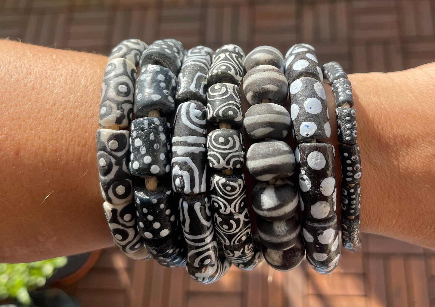 schwarzweißes, afrikanisches Armband / Perlenarmband aus recyceltem Glas, handbemalt, Beads aus Ghana Freundschaftsarmband Partnerarmband