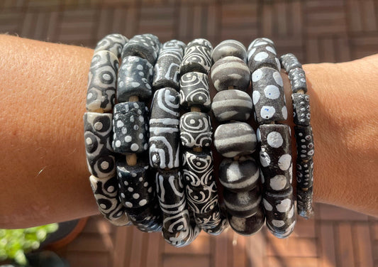 schwarzweißes, afrikanisches Armband / Perlenarmband aus recyceltem Glas, handbemalt, Beads aus Ghana Freundschaftsarmband Partnerarmband