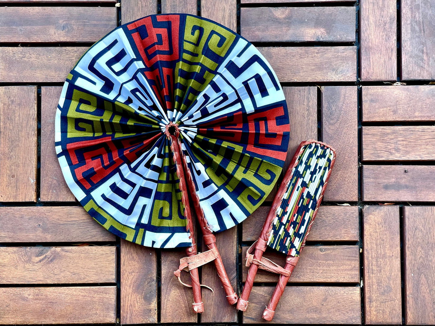afrikanische Fächer mit Stiel / Stofffächer mit Handgriff aus Leder - handgemacht, Waxstoff, bunte Rundfächer aus Ghana