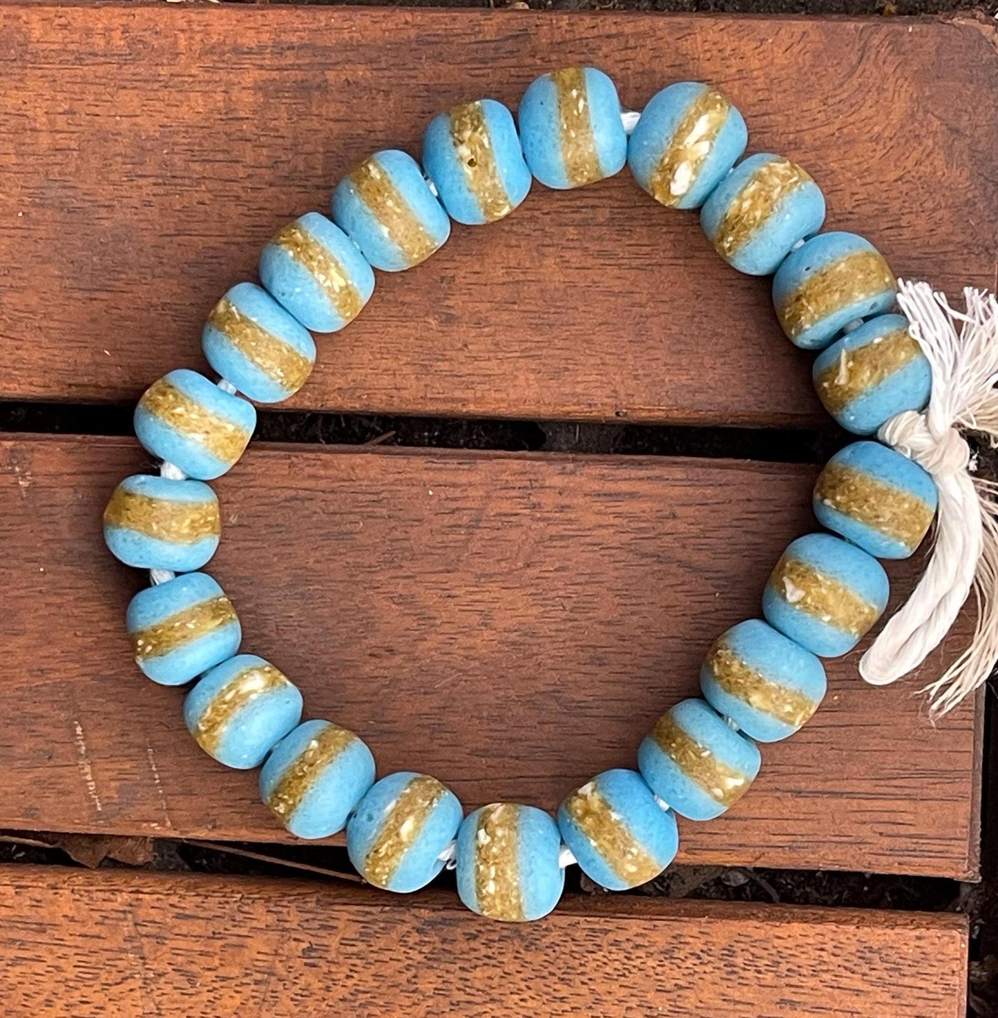 afrikanisches Armband / Perlenarmband mit runden Perlen aus recyceltem Glas, handgemalt, Beads aus Ghana Freundschaftsarmband Partnerarmband