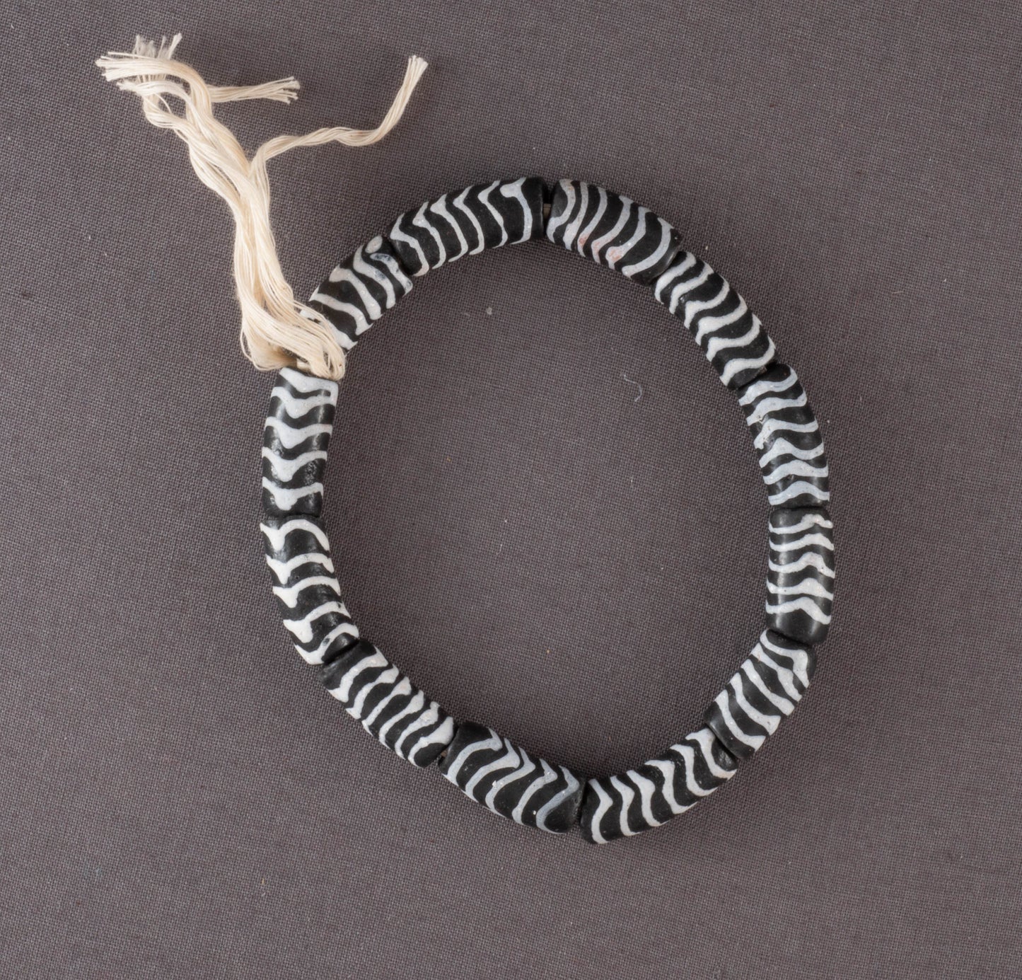schwarzweißes, afrikanisches Armband / Perlenarmband aus recyceltem Glas, handgemalt, Beads aus Ghana Freundschaftsarmband Partnerarmband