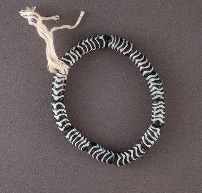 schwarzweißes, afrikanisches Armband / Perlenarmband aus recyceltem Glas, handgemalt, Beads aus Ghana Freundschaftsarmband Partnerarmband