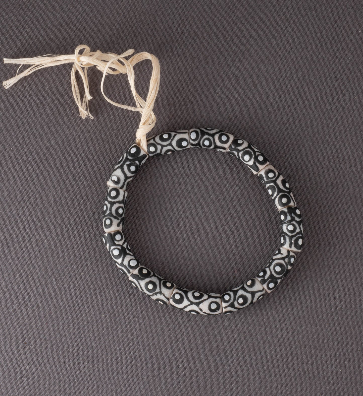 schwarzweißes, afrikanisches Armband / Perlenarmband aus recyceltem Glas, handgemalt, Beads aus Ghana Freundschaftsarmband Partnerarmband