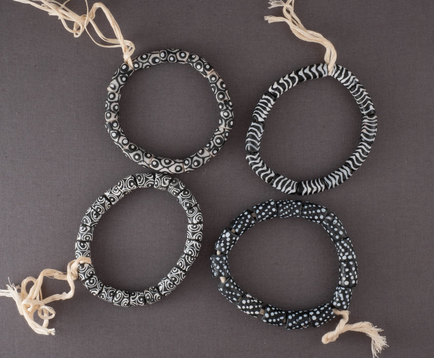 schwarzweißes, afrikanisches Armband / Perlenarmband aus recyceltem Glas, handgemalt, Beads aus Ghana Freundschaftsarmband Partnerarmband