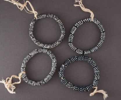 schwarzweißes, afrikanisches Armband / Perlenarmband aus recyceltem Glas, handgemalt, Beads aus Ghana Freundschaftsarmband Partnerarmband