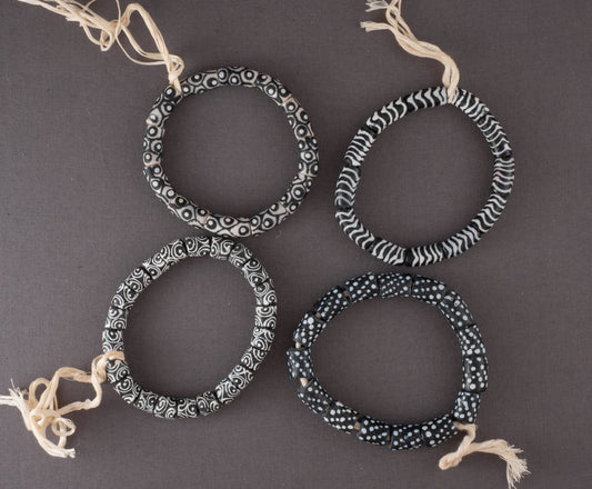 schwarzweißes, afrikanisches Armband / Perlenarmband aus recyceltem Glas, handgemalt, Beads aus Ghana Freundschaftsarmband Partnerarmband