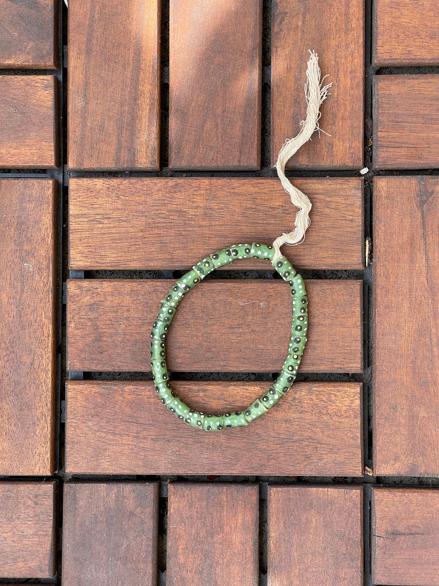 grünes, gelbes afrikanisches Armband / Perlenarmband aus recyceltem Glas, handgemalt, Beads aus Ghana Freundschaftsarmband Partnerarmband