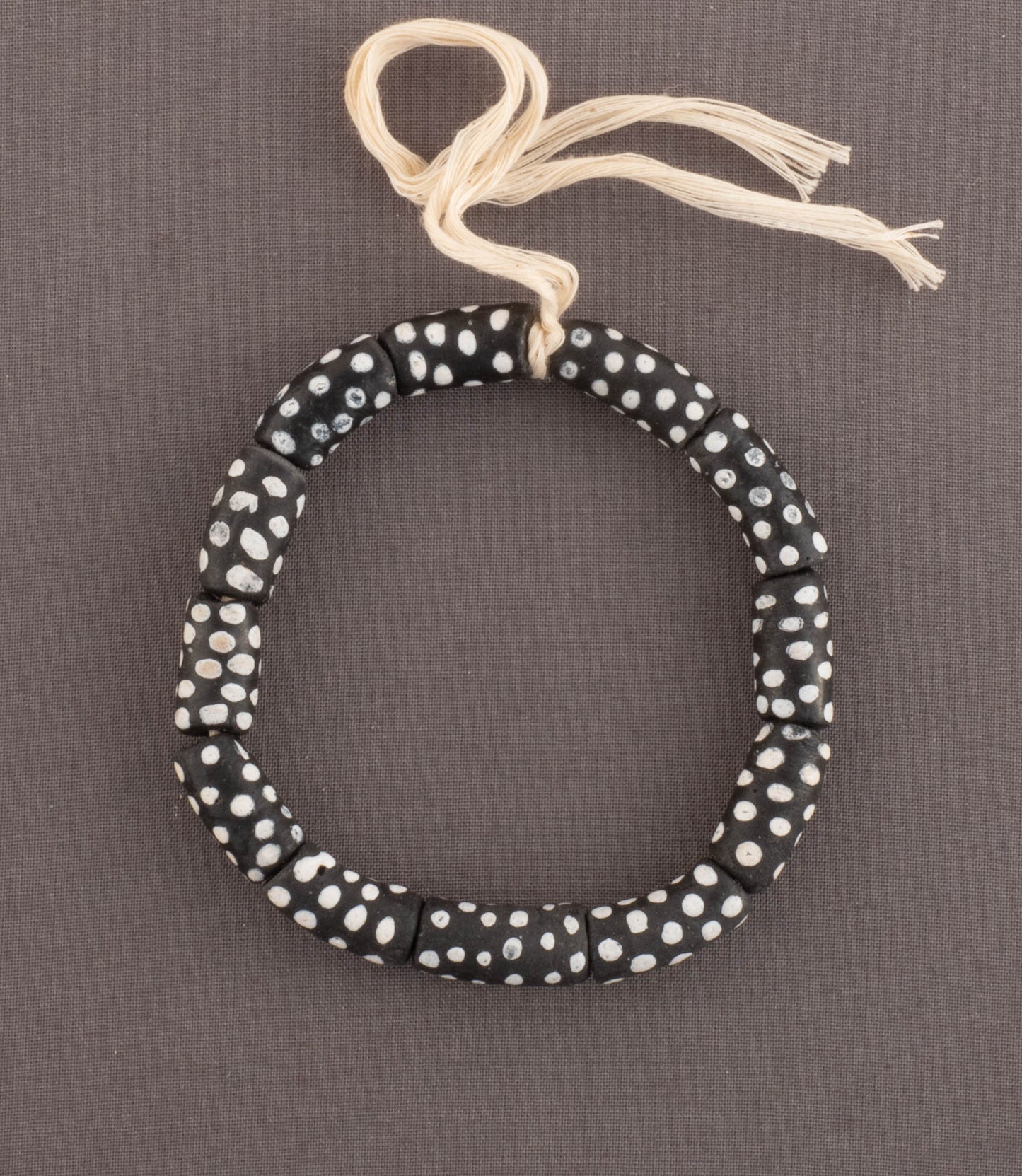 schwarzweißes, afrikanisches Armband / Perlenarmband aus recyceltem Glas, handgemalt, Beads aus Ghana Freundschaftsarmband Partnerarmband