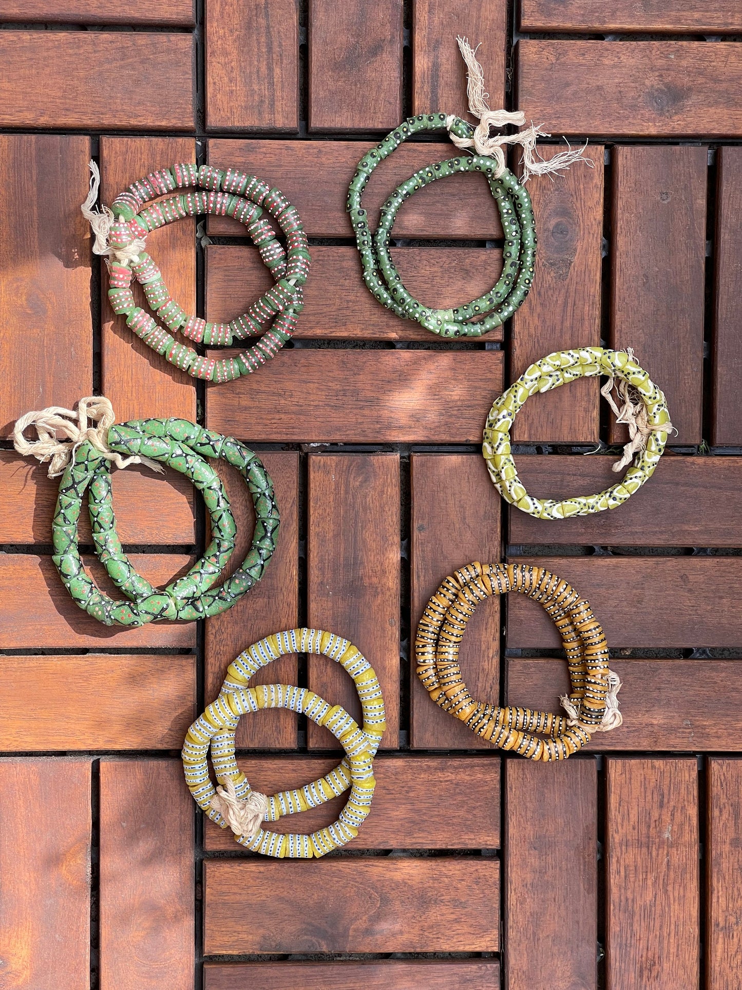 grünes, gelbes afrikanisches Armband / Perlenarmband aus recyceltem Glas, handgemalt, Beads aus Ghana Freundschaftsarmband Partnerarmband