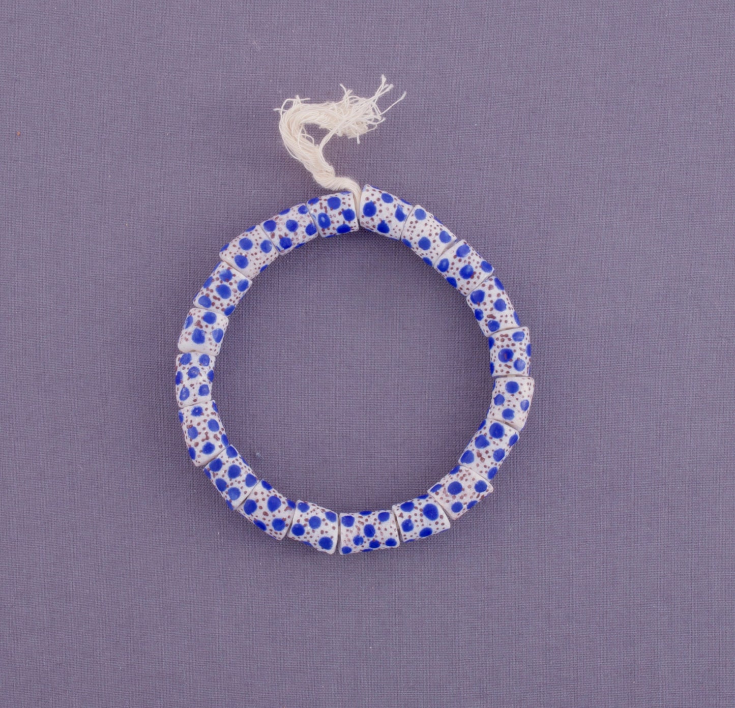 weiß - buntes, afrikanisches Armband / Perlenarmband aus recyceltem Glas, handgemalt, Beads aus Ghana Freundschaftsarmband Partnerarmband