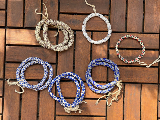 weiß - buntes, afrikanisches Armband / Perlenarmband aus recyceltem Glas, handgemalt, Beads aus Ghana Freundschaftsarmband Partnerarmband